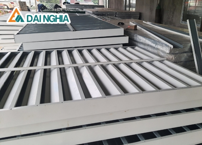 Mẫu lam gió tôn màu xám