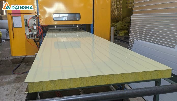 Phân Loại Vách Ngăn Panel Cách Nhiệt Thông Dụng Năm 2023 3 Vách ngăn Panel cách nhiệt – Sản phẩm của công nghệ hiện đại