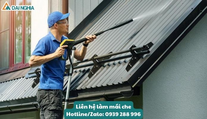 Hướng Dẫn Bảo Quản Mái Che Tôn Từ A - Z Cho Gia Chủ 6 Vệ sinh bề mặt để bảo quản mái tôn với nước