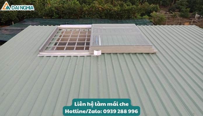 Thi Công Mái Che Hiên Nhà Đẹp, Hiện Đại & Tiện Nghi 14 Mái che tôn kết hợp với tâm poly lấy sáng trong suôt