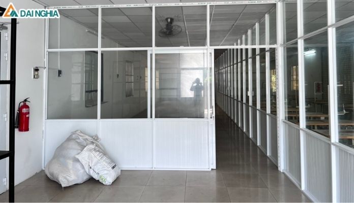 Báo Giá Thi Công Vách Ngăn Nhôm Kính Mẫu Đẹp Năm 2023 3 Vách ngăn nhôm kính giá bao nhiêu tiền?