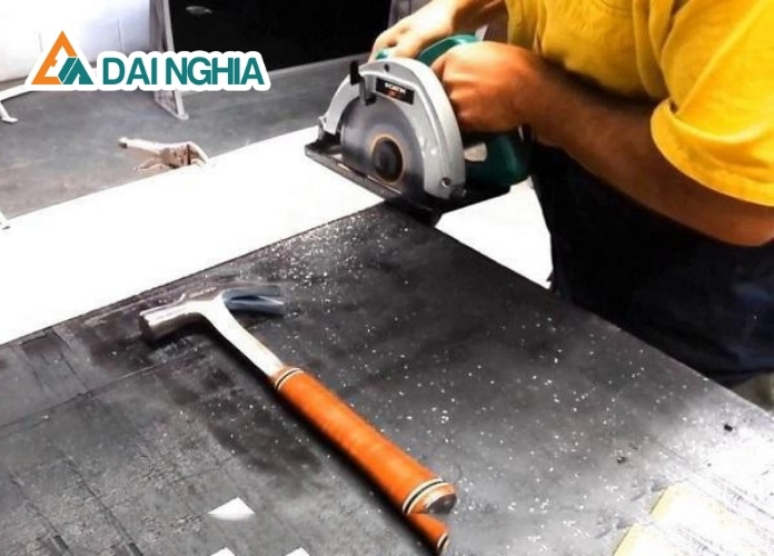 Hướng Dẫn Cách Cắt Tấm Poly Lấy Sáng Đúng Kỹ Thuật 3 Cách cắt tấm poly lấy sáng bằng cưa đĩa cầm tay