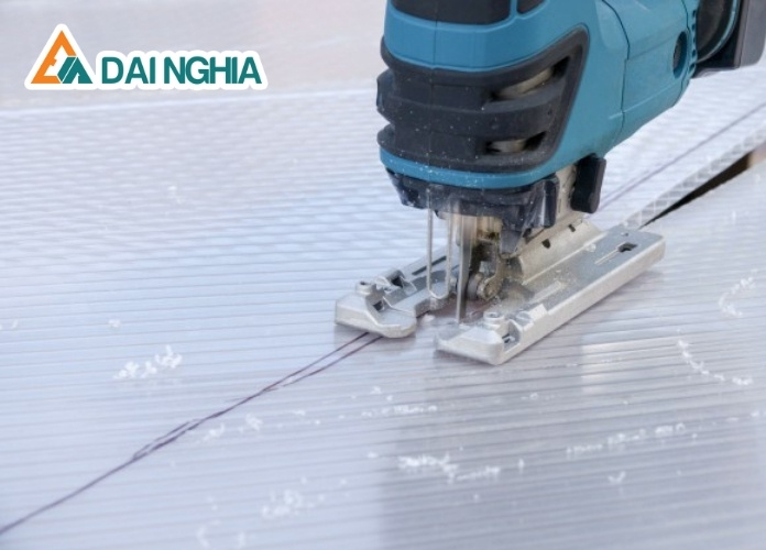 Hướng Dẫn Cách Cắt Tấm Poly Lấy Sáng Đúng Kỹ Thuật 4 Cách cắt tấm poly lấy sáng bằng cưa lọng cầm tay
