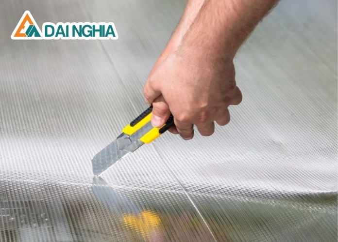 Hướng Dẫn Cách Cắt Tấm Poly Lấy Sáng Đúng Kỹ Thuật 2 Cách cắt tấm poly lấy sáng bằng dao