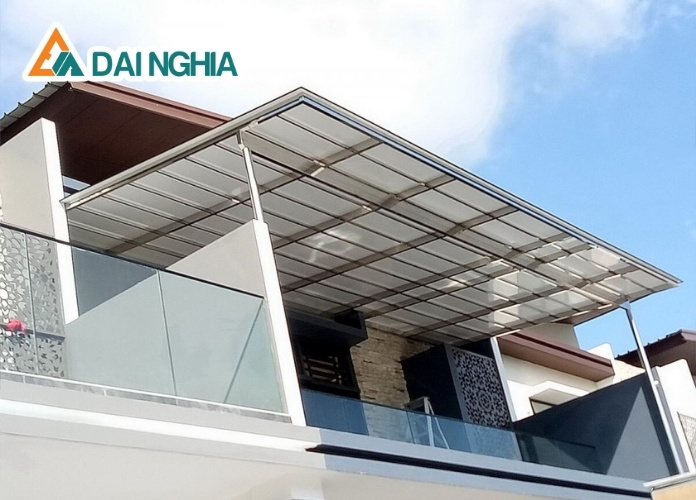 10 Mẫu Mái Che Tấm Poly Cực Đẹp Mới Nhất 2025 4 Mái che ban công sử dụng tấm poly đặc