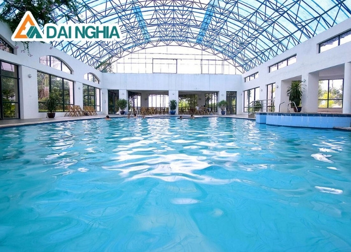 10 Mẫu Mái Che Tấm Poly Cực Đẹp Mới Nhất 2025 9 Mái che hồ bơi lợp tấm poly che nắng, lấy sáng