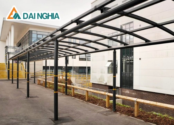 10 Mẫu Mái Che Tấm Poly Cực Đẹp Mới Nhất 2025 1 Mái che lối đi dùng tấm poly thông minh