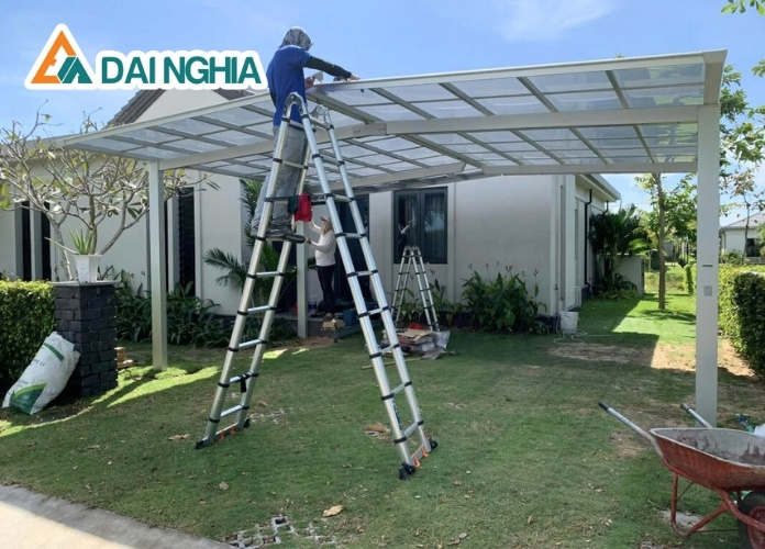 10 Mẫu Mái Che Tấm Poly Cực Đẹp Mới Nhất 2025 2 Mái che sân vườn bằng poly rỗng ruột