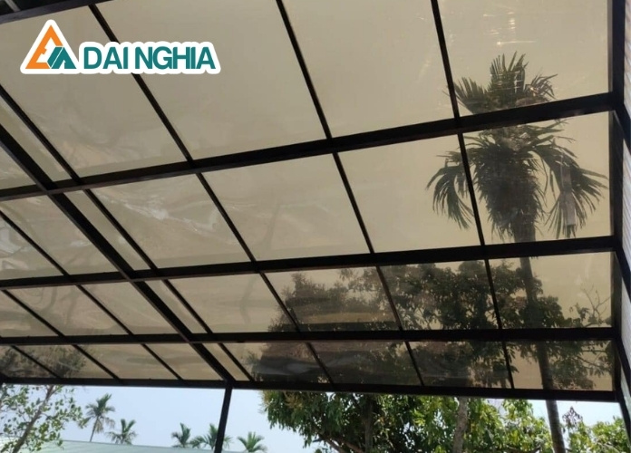 So Sánh Tấm Poly Và Kính Cường Lực: Gợi Ý Lựa Chọn 4 Nên chọn tấm Polycarbonate hay kính cường lực?