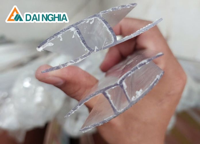 So Sánh Tấm Poly Và Mica – Loại Nào Tốt Hơn? 11 poly la gi th vat lieu poly trong xay dung 17