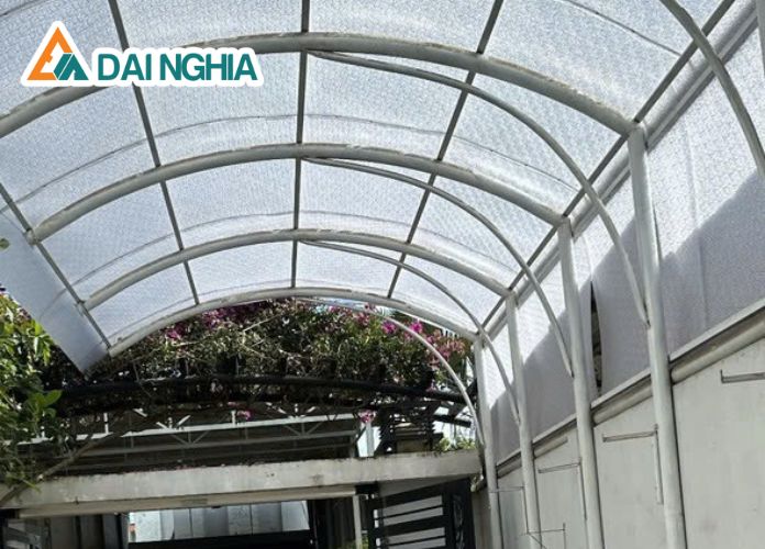 Tấm Polycarbonate Có Bền Không? 5 Ưu Điểm Nổi Bật 1 poly la gi th vat lieu poly trong xay dung 9