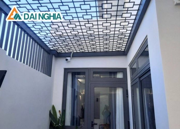 So sánh độ bền của tấm Poly thông minh với các vật liệu khác