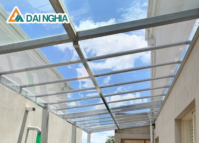 Vì Sao Tấm Polycarbonate Cách Nhiệt Tốt Hơn Kính và Tôn? 2 Tấm Polycarbonate cách nhiệt tốt hơn kính và tôn