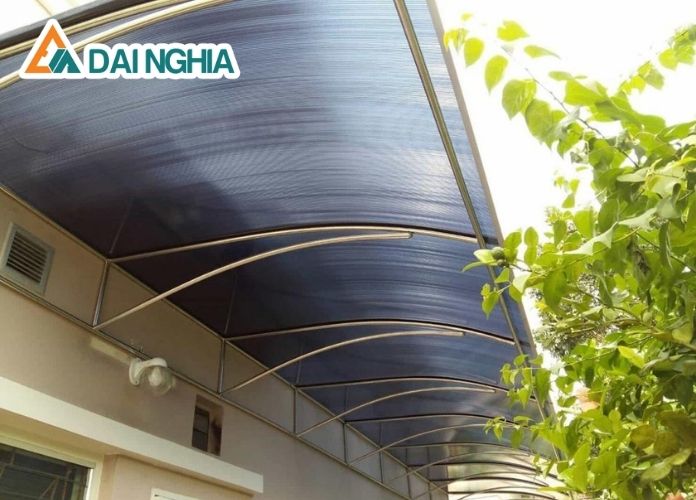 Tấm Polycarbonate Có Những Loại Nào? Nên Chọn Loại Nào? 8 tam lay sang poly rong loi ich va ung dung 11