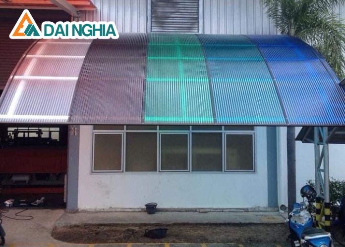 Tấm Polycarbonate Có Những Loại Nào? Nên Chọn Loại Nào? 3 tam lay sang poly rong loi ich va ung dung 5