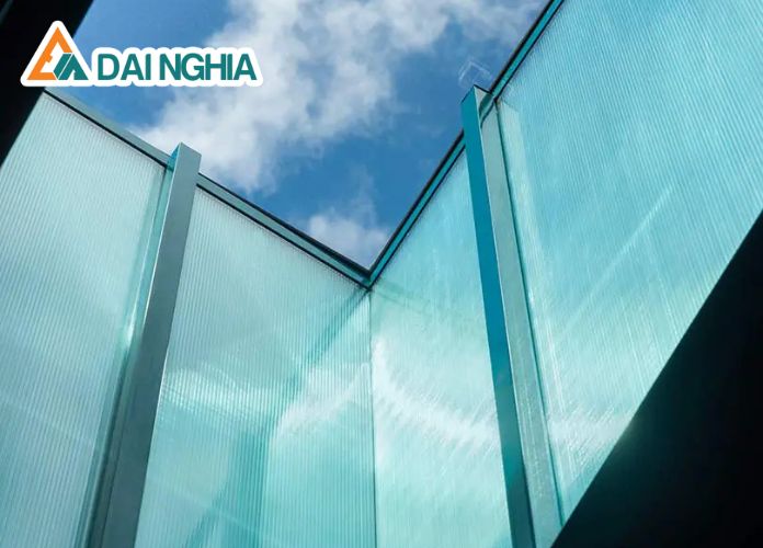Tấm Polycarbonate Có Những Loại Nào? Nên Chọn Loại Nào? 1 tam lay sang poly rong loi ich va ung dung 8