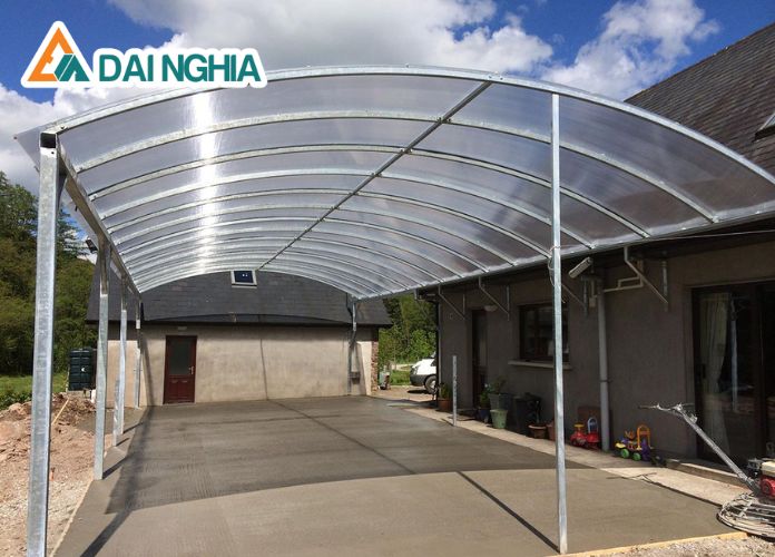 So Sánh Tấm Poly Và Mica – Loại Nào Tốt Hơn? 13 tam lay sang poly rong loi ich va ung dung