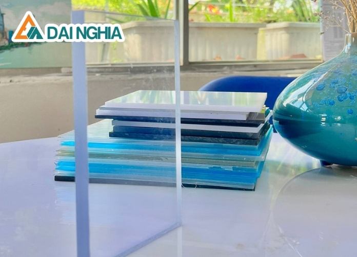 Tấm Lợp Lấy Sáng Loại Nào Tốt? Gợi Ý Vật Liệu Lấy Sáng Bền Đẹp 3 Tấm Poly Đặc Ruột