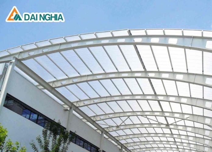 Tấm Lợp Poly Là Gì? Ứng Dụng Và Ưu Điểm Trong Xây Dựng 3 tam lop poly la gi ung dung va uu diem 4