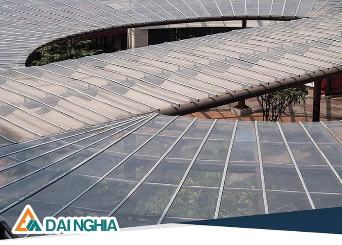 Tấm Nhựa Poly Trong Suốt Làm Mái Che Lấy Sáng 2025 12 Cách âm và cách nhiệt