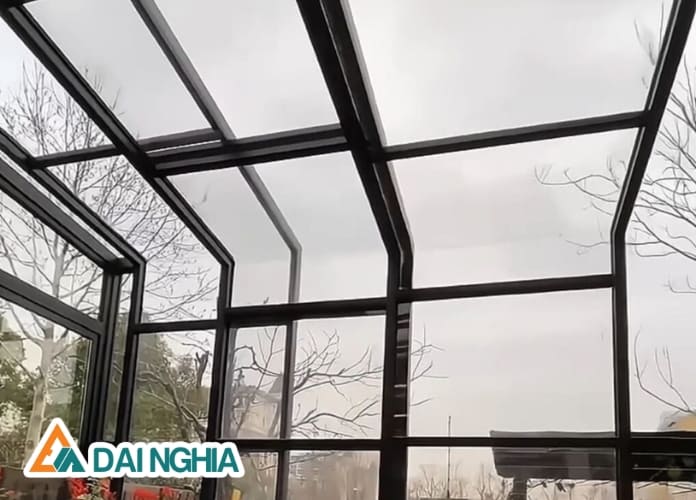 Tấm Nhựa Poly Trong Suốt Làm Mái Che Lấy Sáng 2025 19 Mái che Poly trong suốt cho bể bơi, nhà để xe