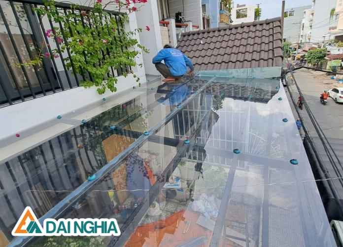 Tấm Nhựa Poly Trong Suốt Làm Mái Che Lấy Sáng 2025 5 Poly đặc, Poly rỗng hay sóng đều sẽ có độ bền cao