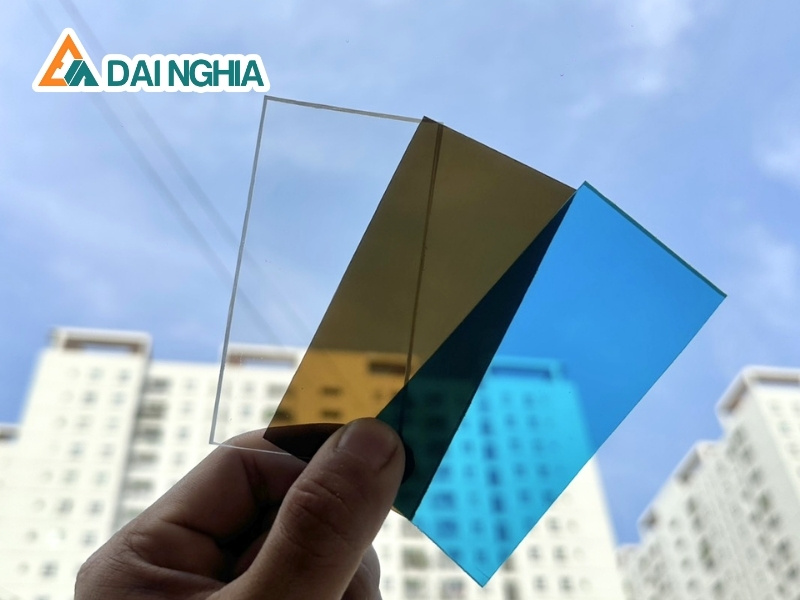 Tấm poly đặc 2.2mm màu trà lọc nắng tốt không?