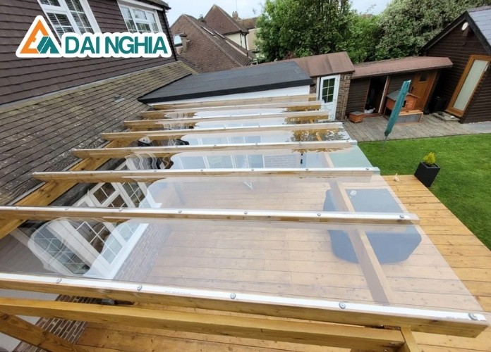 So Sánh Tấm Poly Và Kính Cường Lực: Gợi Ý Lựa Chọn 1 Tấm Polycarbonate