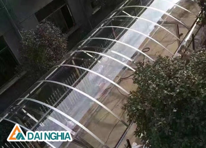 Tấm Nhựa Poly Trong Suốt Làm Mái Che Lấy Sáng 2025 14 mái che lấy sáng