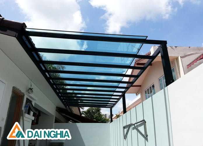 Tấm Nhựa Poly Trong Suốt Làm Mái Che Lấy Sáng 2025 11 tấm lợp lấy sáng