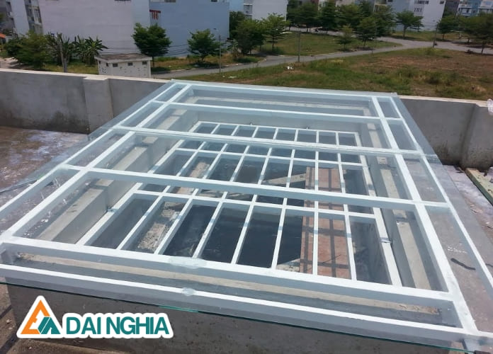 Tấm Nhựa Poly Trong Suốt Làm Mái Che Lấy Sáng 2025 7 sử dụng tấm Poly trong suốt cho giếng trời