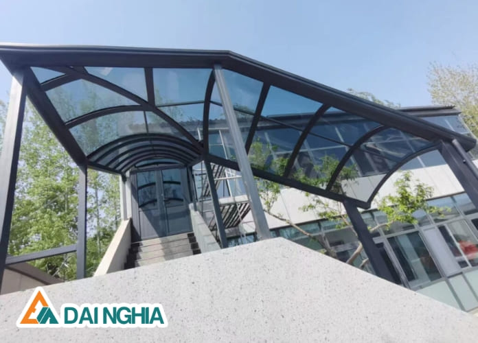 Tấm Nhựa Poly Trong Suốt Làm Mái Che Lấy Sáng 2025 6 tấm Poly trong suốt còn giúp kéo dài thời gian sử dụng