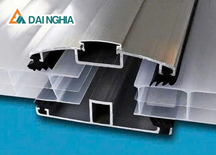 Lưu ý khi thi công và chọn mua tấm polycarbonate