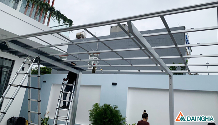 Tổng Quan Về Mái Che Poly: Ưu Điểm Và Ứng Dụng Phổ Biến 7 thi công mái che