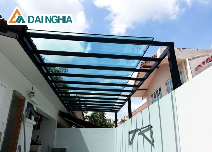 5 Ứng Dụng Phổ Biến Của Tôn Nhựa Lấy Sáng Trong Xây Dựng 3 Tôn nhựa lấy sáng lợp mái hiên, sân thượng, ban công