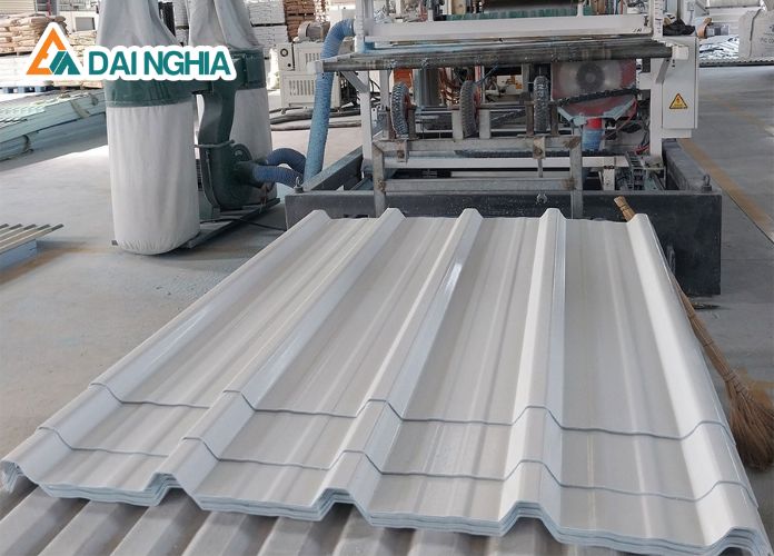 Tôn Nhựa PVC Là Gì? Ưu Và Nhược Điểm So Với Tôn Truyền Thống 2 ton nhua pvc la gi uu nhuoc diem voi ton tt 2