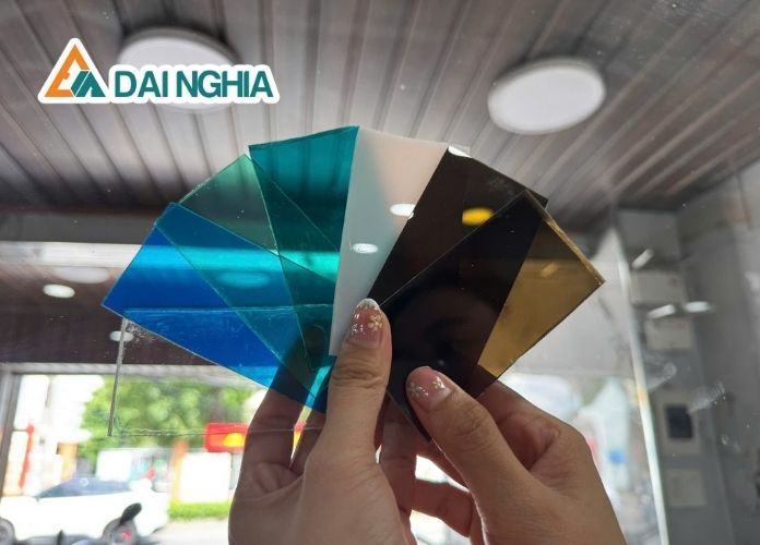 Tỷ lệ truyền sáng & truyền nhiệt của tấm Poly đặc