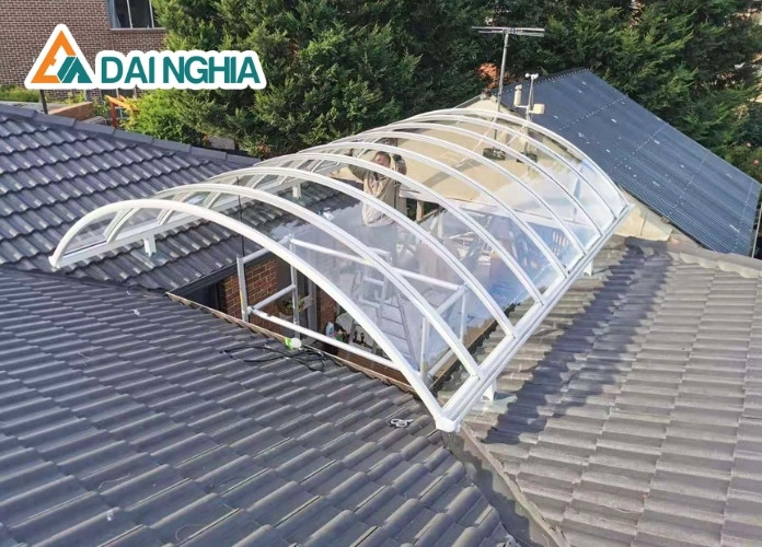 Vì Sao Tấm Polycarbonate Cách Nhiệt Tốt Hơn Kính và Tôn? 4 Ứng dụng thực tế của tấm Polycarbonate cách nhiệt