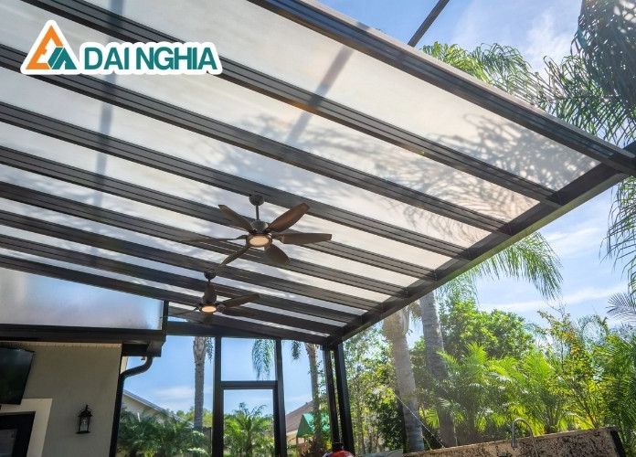 Vì Sao Tấm Polycarbonate Cách Nhiệt Tốt Hơn Kính và Tôn? 3 Ưu điểm nổi bật khác của tấm Polycarbonate