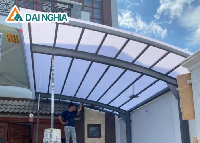 Ưu điểm và hạn chế khi sử dụng tấm Poly dày 1.6mm