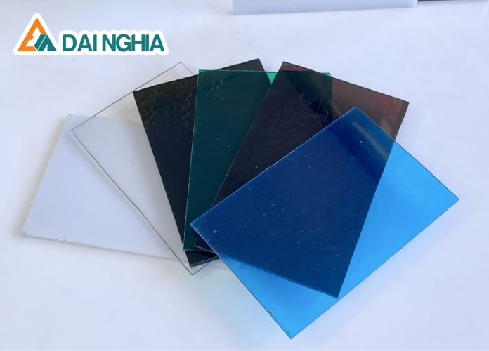 Ưu điểm và nhược điểm của tấm poly đặc màu xanh biển