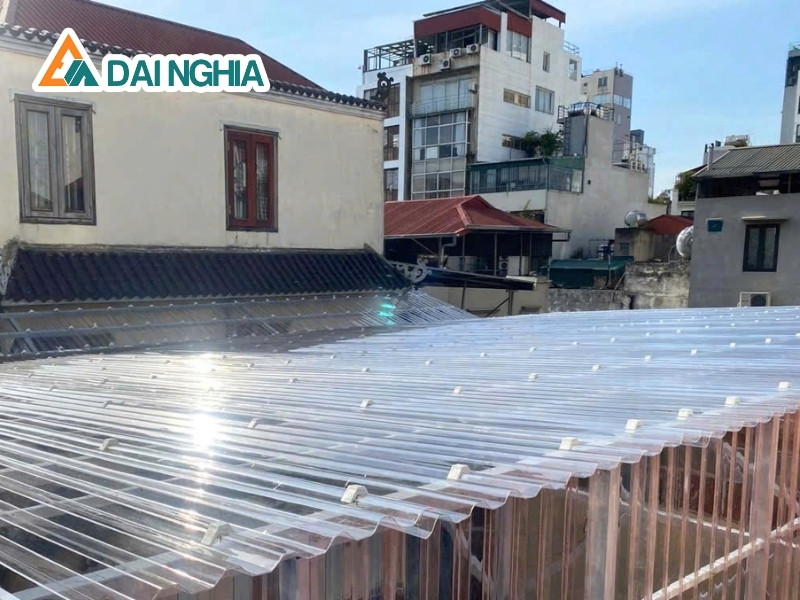 Tấm poly dạng sóng thường được làm mái che lấy sáng tốt