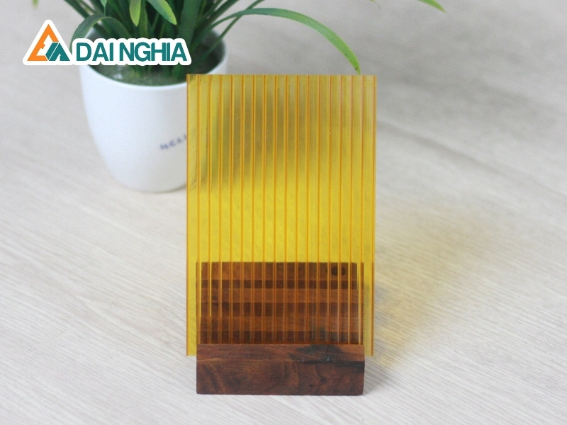 Tấm Poly rỗng 5mm vàng là gì?