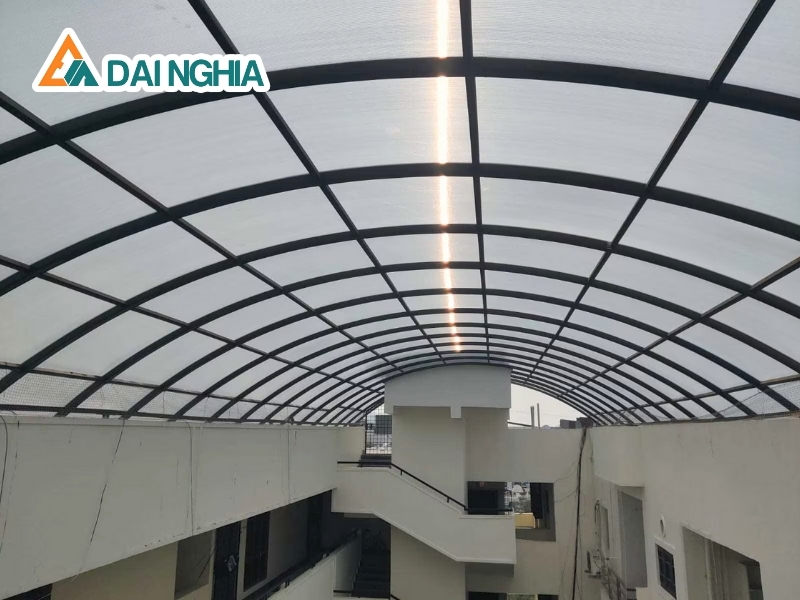Tấm poly rỗng thường được dùng làm mái che hồ bơi sân trường