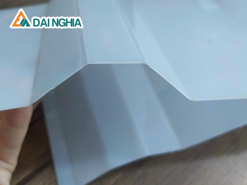 Tấm Poly sóng 0.6mm trắng sữa là gì?