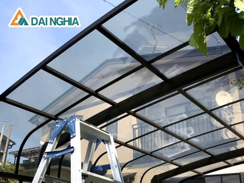 Loại Tấm Poly Phù Hợp Cho Biệt Thự