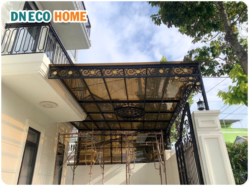 Mái che polycarbonate có ưu điểm và nhược điểm gì?