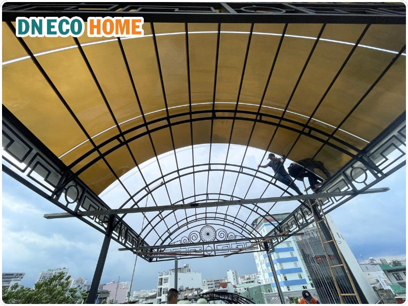 Mái che trước nhà Polycarbonate có chịu bão được không?