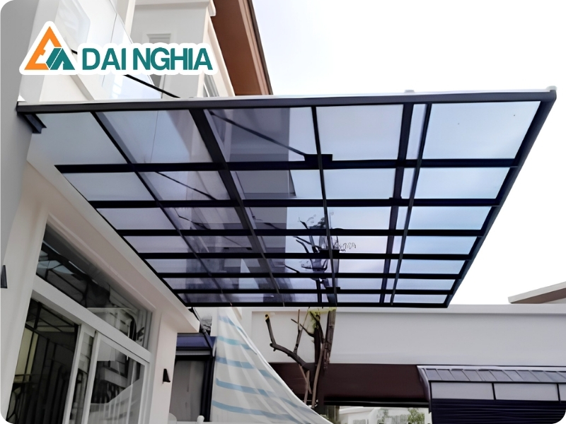 Mẫu mái hiên nhà Polycarbonate xám khói