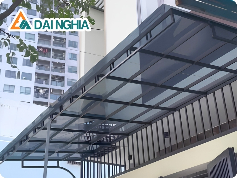 Mẫu mái lợp Poly xám khói cho ban công